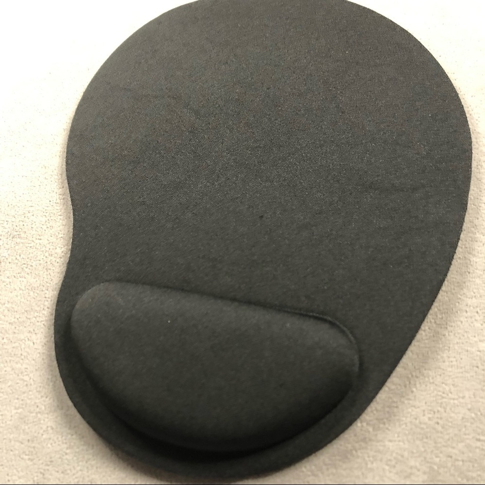 Mouse Pad with Ergonomic Wrist Rest ~ Black ~ Brand New!